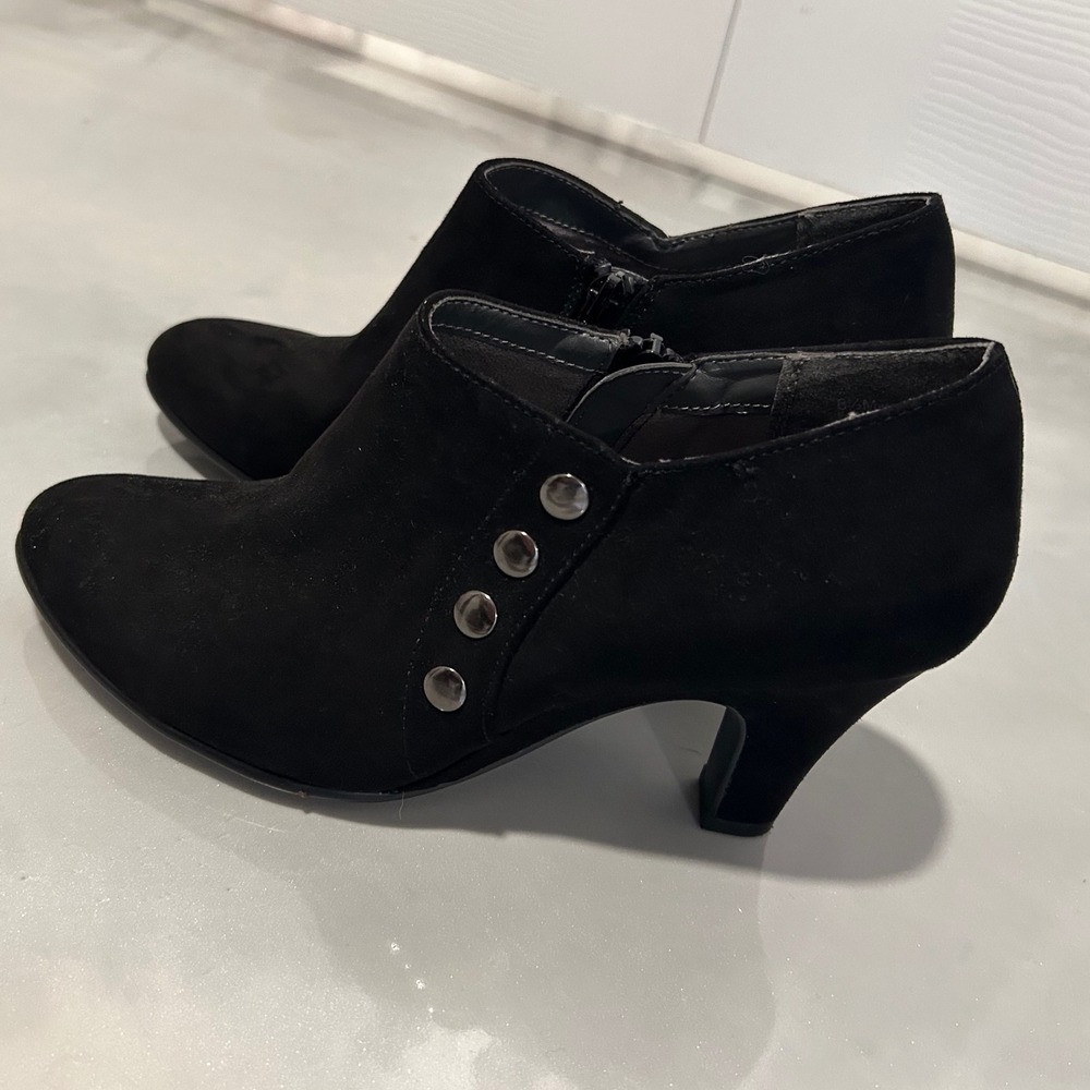 Womens Black Suede Ankle Booties Side Zip Stacked‎ Heel Stud Detail Size 8.5